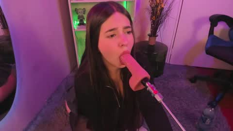 Snapshot of emilykarterr chatting on December 13, 6:59 pm VALEEEN online show from December 13, 6:59 pm