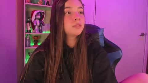 Snapshot of emilykarterr chatting on December 19, 3:52 pm VALEEEN online show from December 19, 3:52 pm