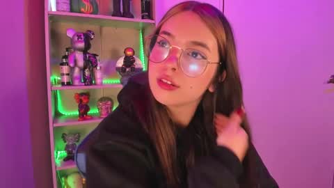 Snapshot of emilykarterr chatting on January 25, 3:52 pm VALEEEN online show from January 25, 3:52 pm