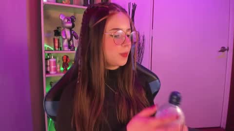 Snapshot of emilykarterr chatting on February 5, 4:03 pm VALEEEN online show from February 5, 4:03 pm