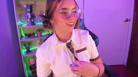 Snapshot of emilykarterr chatting on March 8, 8:14 pm VALEEEN online show from March 8, 8:14 pm