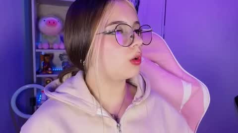 Snapshot of emilykarterr chatting on October 4, 9:13 pm VALEEEN online show from October 4, 9:13 pm