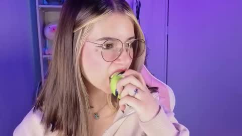 Snapshot of emilykarterr chatting on October 15, 4:51 pm VALEEEN online show from October 15, 4:51 pm