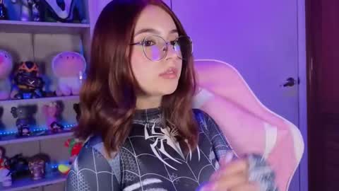 Snapshot of emilykarterr chatting on November 1, 9:17 pm VALEEEN online show from November 1, 9:17 pm