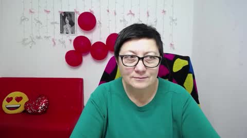 Snapshot of emilyl0vee chatting on January 15, 6:11 pm Emily online show from January 15, 6:11 pm