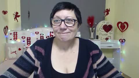 Snapshot of emilyl0vee chatting on February 1, 6:23 am Emily online show from February 1, 6:23 am