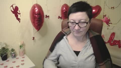 Snapshot of emilyl0vee chatting on February 2, 6:39 pm Emily online show from February 2, 6:39 pm