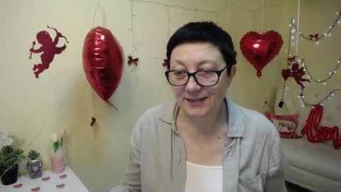 Snapshot of emilyl0vee chatting on February 3, 6:46 pm Emily online show from February 3, 6:46 pm