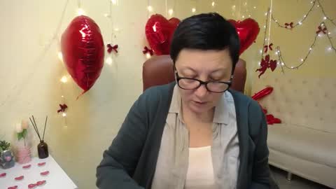 Snapshot of emilyl0vee chatting on February 5, 8:46 pm Emily online show from February 5, 8:46 pm