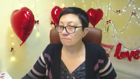 Snapshot of emilyl0vee chatting on February 6, 9:07 pm Emily online show from February 6, 9:07 pm