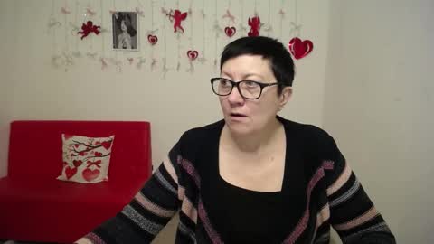 Snapshot of emilyl0vee chatting on February 9, 7:07 pm Emily online show from February 9, 7:07 pm