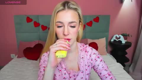 Snapshot of emilymagnificent chatting on February 22, 1:40 am emilymagnificent online show from February 22, 1:40 am