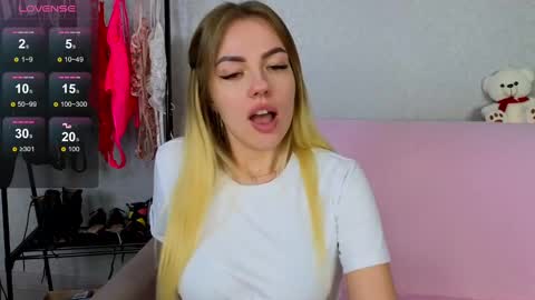 Snapshot of emilyrobbie chatting on February 27, 9:47 pm Emily Robbie online show from February 27, 9:47 pm