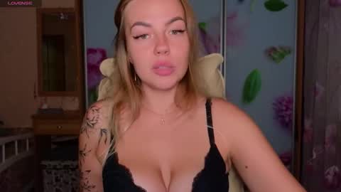 Snapshot of emilyrobbie chatting on September 20, 5:25 pm Emily Robbie online show from September 20, 5:25 pm