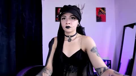 Snapshot of emilyrymer chatting on September 28, 9:53 pm Emily Support me to have 100 likes plx online show from September 28, 9:53 pm