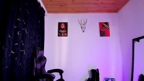 Snapshot of emilyrymer chatting on November 4, 6:29 pm Emily Support me to have 100 likes plx online show from November 4, 6:29 pm