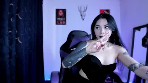 Snapshot of emilyrymer chatting on November 5, 7:14 pm Emily Support me to have 100 likes plx online show from November 5, 7:14 pm