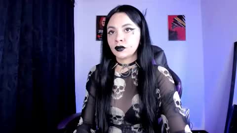 Snapshot of emilyrymer chatting on November 12, 9:03 pm Emily Support me to have 100 likes plx online show from November 12, 9:03 pm