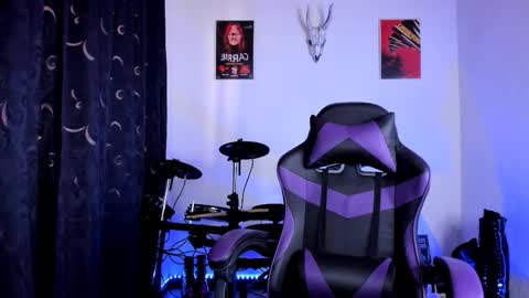 Snapshot of emilyrymer chatting on December 18, 6:36 pm Emily Support me to have 100 likes plx online show from December 18, 6:36 pm