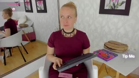 Snapshot of emilysumer chatting on January 25, 1:32 am Summer 3 online show from January 25, 1:32 am