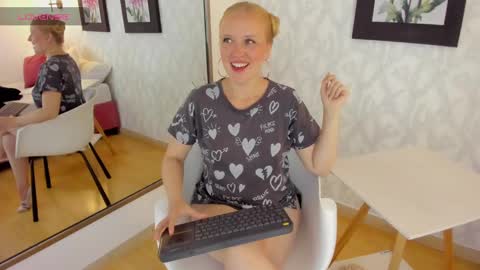 Snapshot of emilysumer chatting on January 27, 1:48 am Summer 3 online show from January 27, 1:48 am