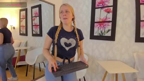 Snapshot of emilysumer chatting on February 16, 10:21 pm Summer 3 online show from February 16, 10:21 pm