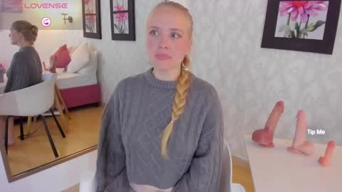 Snapshot of emilysumer chatting on February 23, 10:17 am Summer 3 online show from February 23, 10:17 am