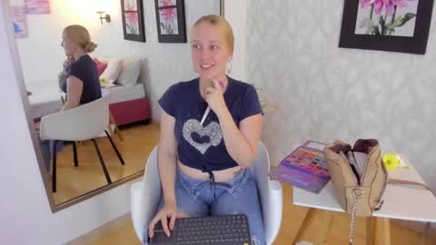 Snapshot of emilysumer chatting on March 7, 8:44 pm Summer 3 online show from March 7, 8:44 pm