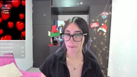 Snapshot of emilytafur chatting on December 11, 11:21 pm Emy online show from December 11, 11:21 pm