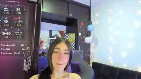 Snapshot of emilytafur chatting on February 12, 3:51 am Emy online show from February 12, 3:51 am