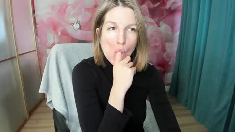 Snapshot of emilywalkers chatting on December 11, 10:47 am EmilyWalkers online show from December 11, 10:47 am