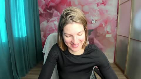 Snapshot of emilywalkers chatting on December 13, 7:58 am EmilyWalkers online show from December 13, 7:58 am