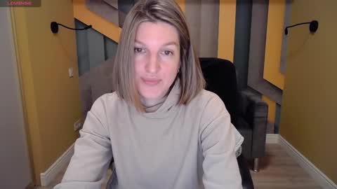 Snapshot of emilywalkers chatting on December 18, 8:09 am EmilyWalkers online show from December 18, 8:09 am