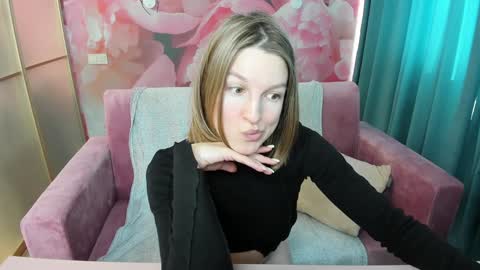 Snapshot of emilywalkers chatting on December 19, 10:13 am EmilyWalkers online show from December 19, 10:13 am