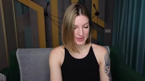 Snapshot of emilywalkers chatting on December 27, 8:02 am EmilyWalkers online show from December 27, 8:02 am