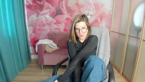 Snapshot of emilywalkers chatting on January 3, 9:58 am EmilyWalkers online show from January 3, 9:58 am