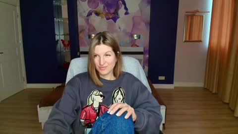 Snapshot of emilywalkers chatting on January 19, 10:39 am EmilyWalkers online show from January 19, 10:39 am