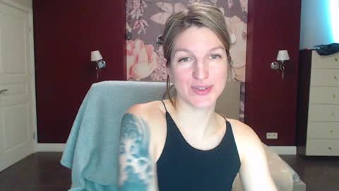Snapshot of emilywalkers chatting on January 22, 10:50 am EmilyWalkers online show from January 22, 10:50 am