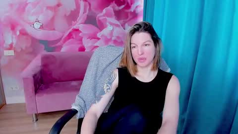 Snapshot of emilywalkers chatting on February 10, 8:09 am EmilyWalkers online show from February 10, 8:09 am