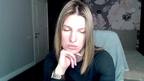 Snapshot of emilywalkers chatting on February 12, 7:44 am EmilyWalkers online show from February 12, 7:44 am