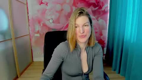 Snapshot of emilywalkers chatting on February 21, 10:39 am EmilyWalkers online show from February 21, 10:39 am