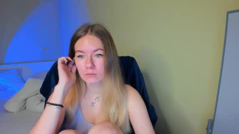 Snapshot of emilyy____ chatting on February 9, 7:27 am Emily online show from February 9, 7:27 am