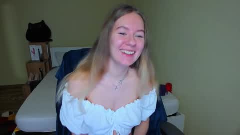 Snapshot of emilyy____ chatting on February 12, 7:02 am Emily online show from February 12, 7:02 am