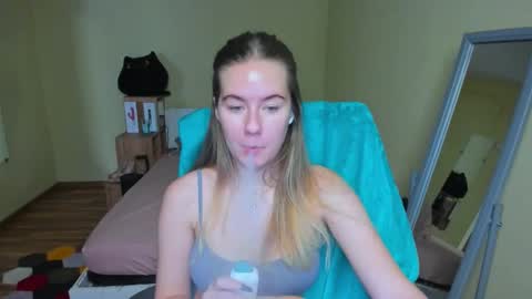 Snapshot of emilyy____ chatting on February 26, 10:36 am Emily online show from February 26, 10:36 am