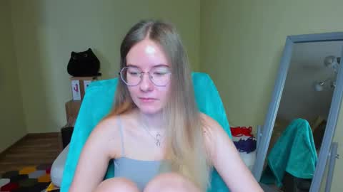 Snapshot of emilyy____ chatting on February 27, 9:22 am Emily online show from February 27, 9:22 am