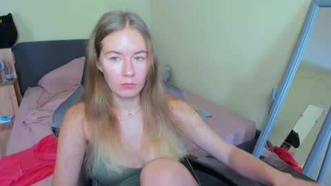 Snapshot of emilyy____ chatting on September 14, 9:19 am Emily online show from September 14, 9:19 am