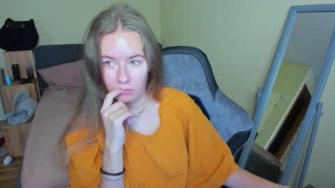 Snapshot of emilyy____ chatting on September 20, 9:10 am Emily online show from September 20, 9:10 am