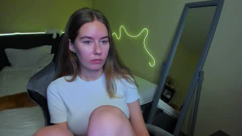 Snapshot of emilyy____ chatting on November 30, 4:44 pm Emily online show from November 30, 4:44 pm