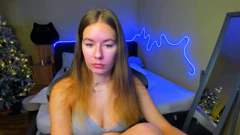 Snapshot of emilyy____ chatting on December 16, 8:52 am Emily online show from December 16, 8:52 am