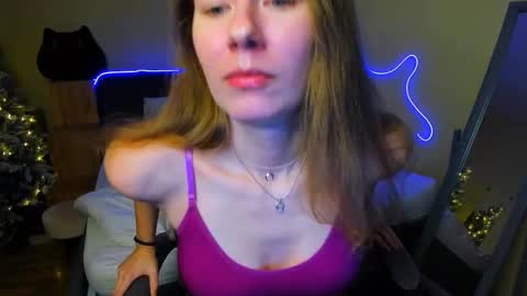 Snapshot of emilyy____ chatting on December 18, 5:41 pm Emily online show from December 18, 5:41 pm